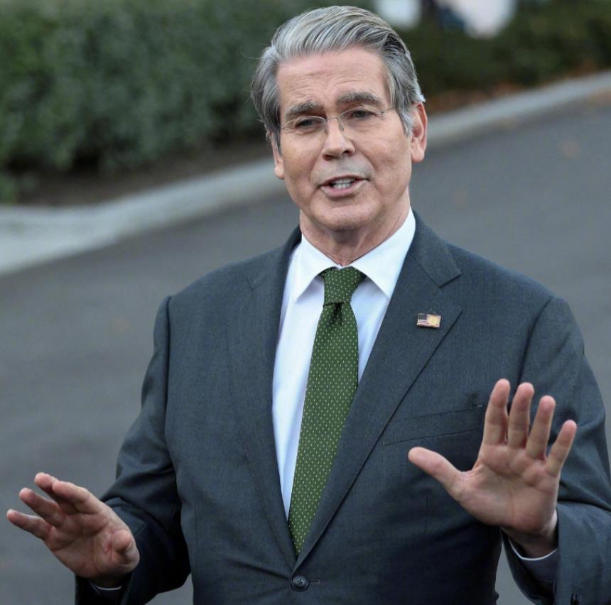 华盛顿收到坏消息，美国对华强硬派天塌了：这下特朗普该咋办才好。

这两天，中美在