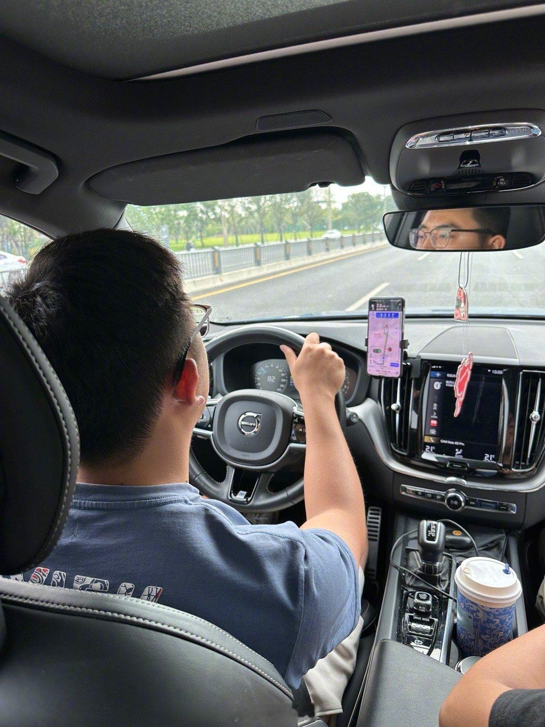 落地成都，有好友接机，#东北电吹# 排面又拉满了。明天去#2024成都车展# ，