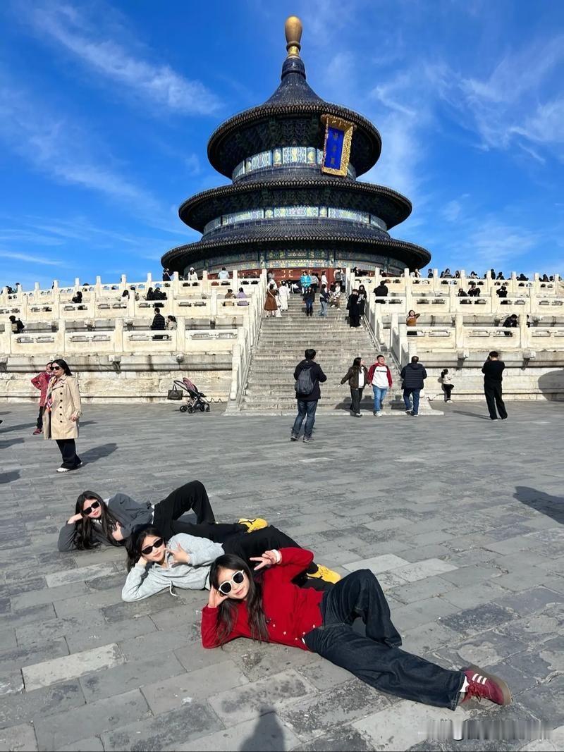 😆天坛门口“女生躺卧天团”更吸睛！视频里除了带头男生，后续躺成一排的全是女生，