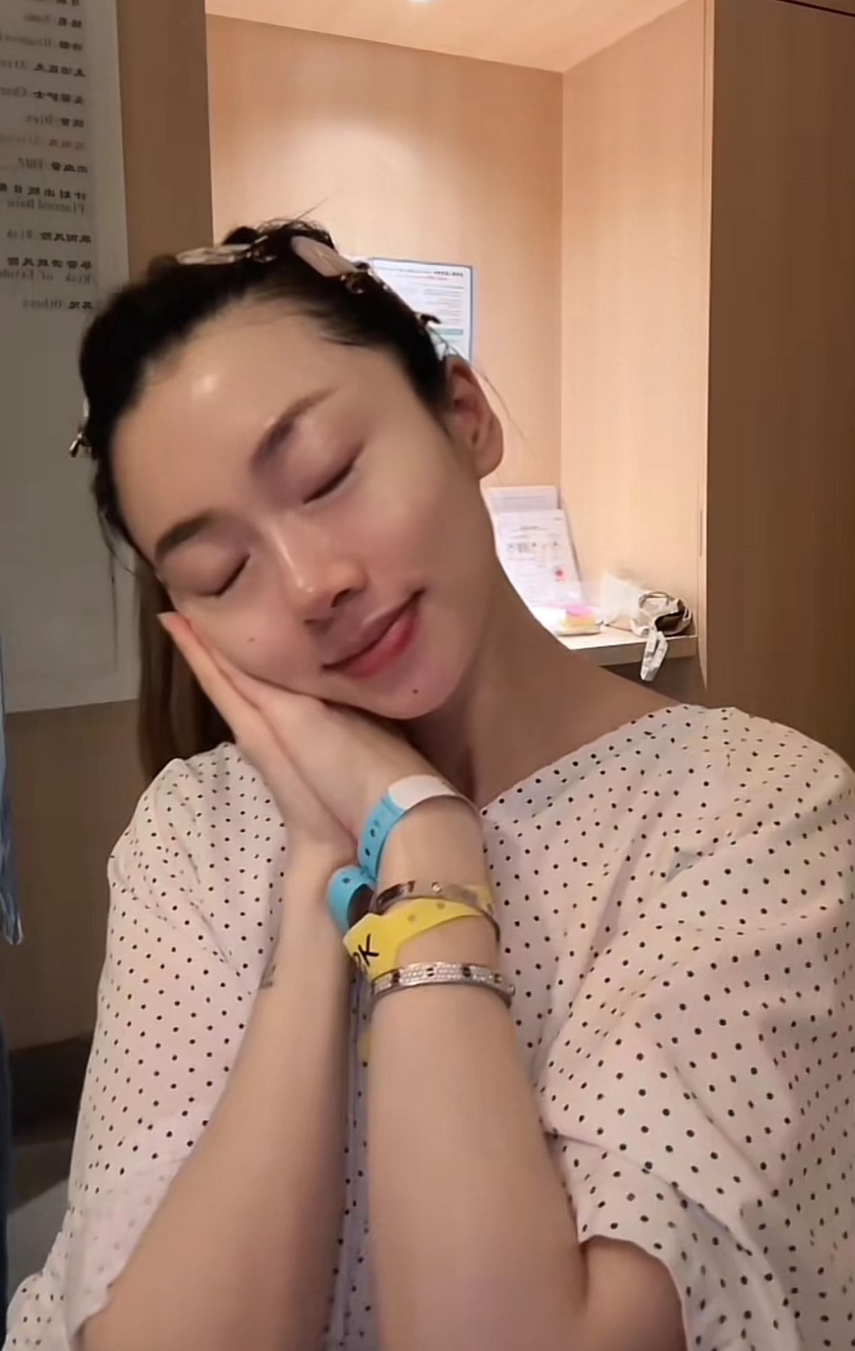 程晓玥开到7指才匆忙入院生娃，

月子看着享福，生育的痛从来不分贫富！

程晓玥