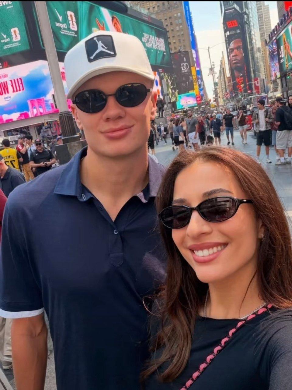 哈兰德自曝是女友先追的我哈兰德说女友伊莎贝尔当年主动发消息示好！两人青梅竹马，同