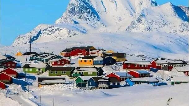 美国谋求控制格陵兰岛主要是其有丰富的矿产资源和北极航道战略价值两方面考虑。
首先