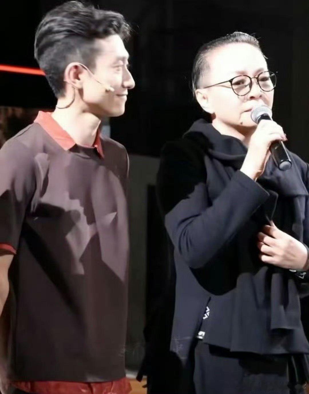 宋丹丹现身张一山话剧现场，落幕时红了眼眶，霸气点赞“天才”，感慨刘星真的长大了！