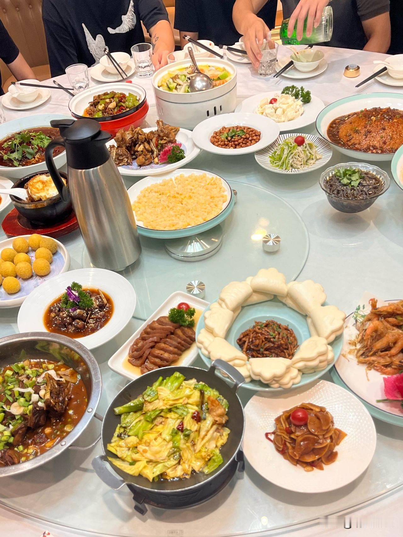 我表哥家新开饭店，经常跟我说有事去他那里吃饭，只收成本价，就是捧个人场。
过年了