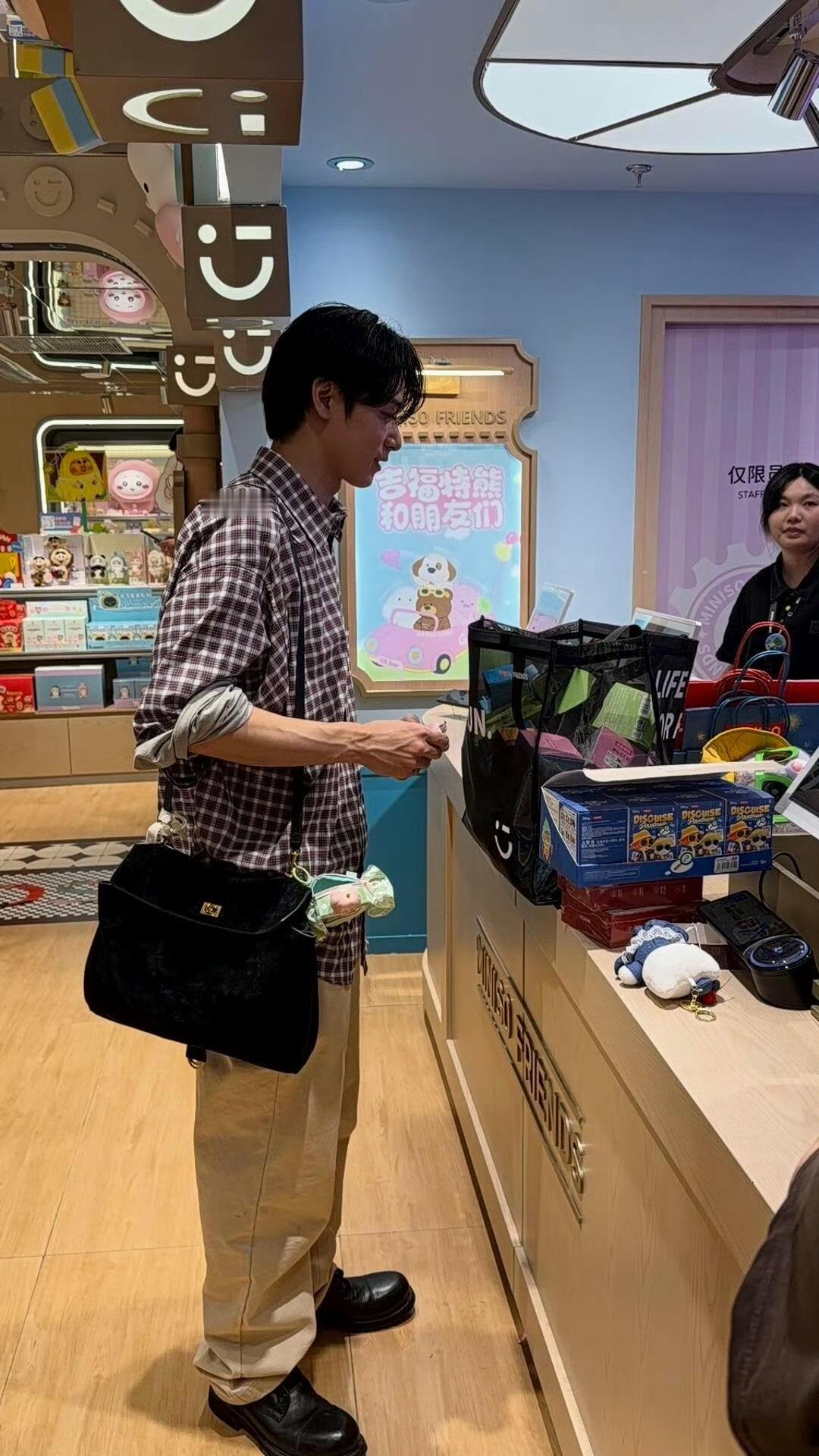 有颗少女心但那家伙的手臂…这个血管 我的天 就是 啊—— 