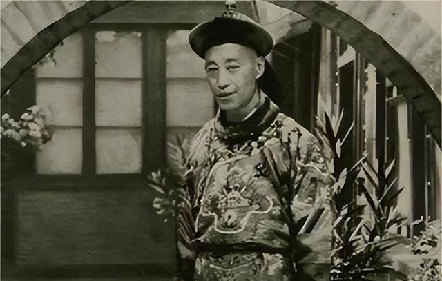 晚清崩塌之际，孙耀庭生于天津贫农之家。为求生路自宫入宫，却在净身不久后清朝覆灭，