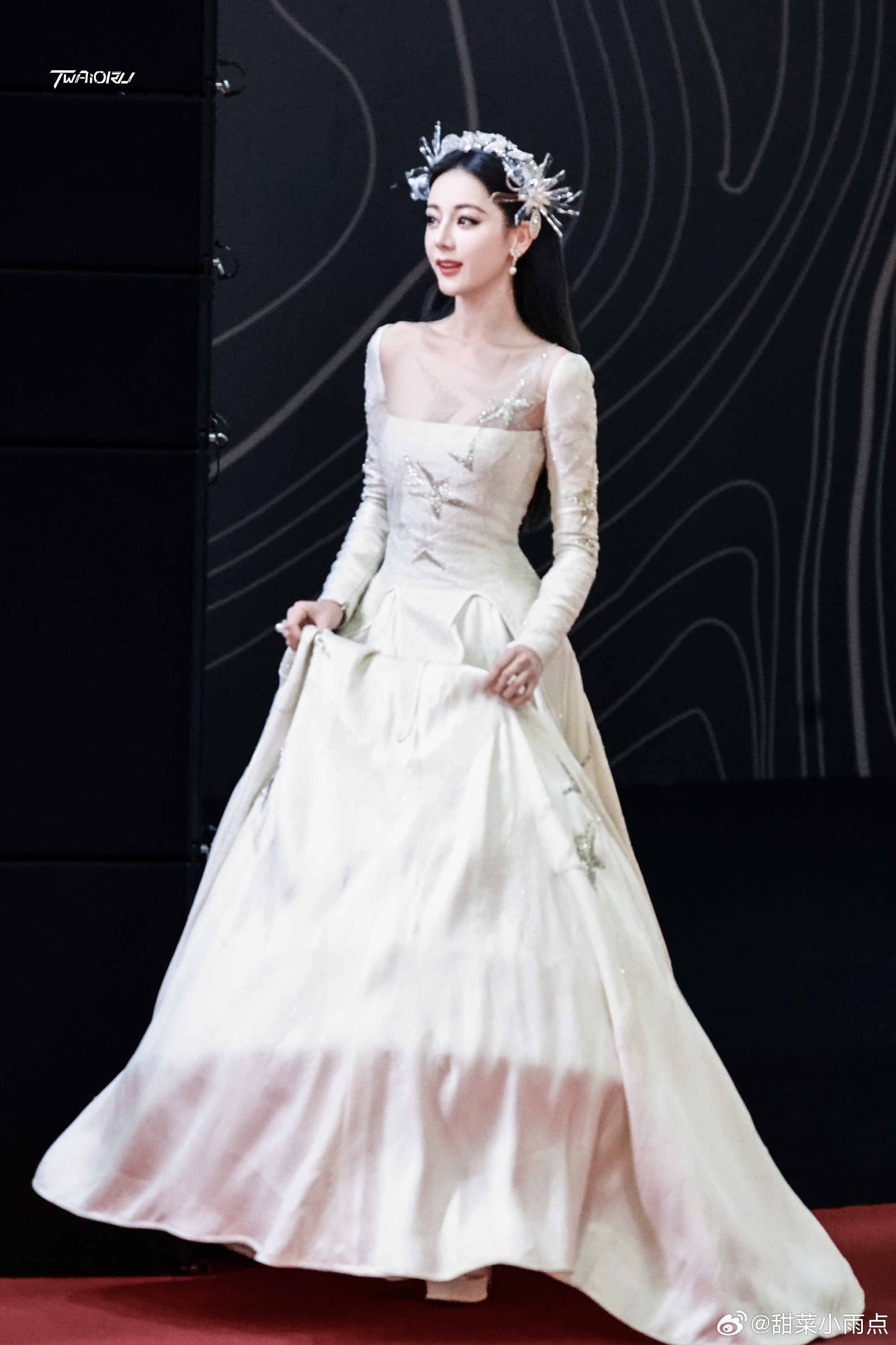 这张热巴简直幻视待嫁新娘！眼睛亮亮的，热切的期盼着这个红毯造型我给到夯！ 