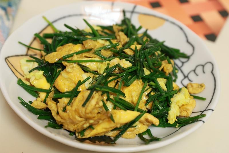 沙葱开粉花，花不好吃，吃的是叶；开白花的是羊胡子【内蒙古叫韭菜花】，吃花，叶不好