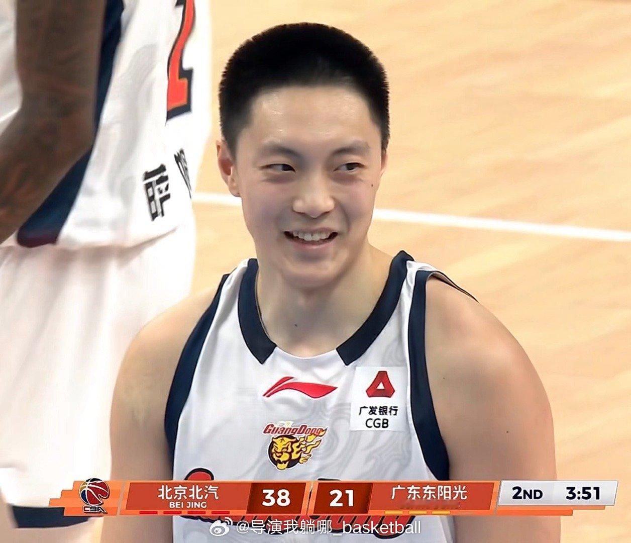 徐杰受伤加上球队大比分落后，胡明轩居然开始笑了