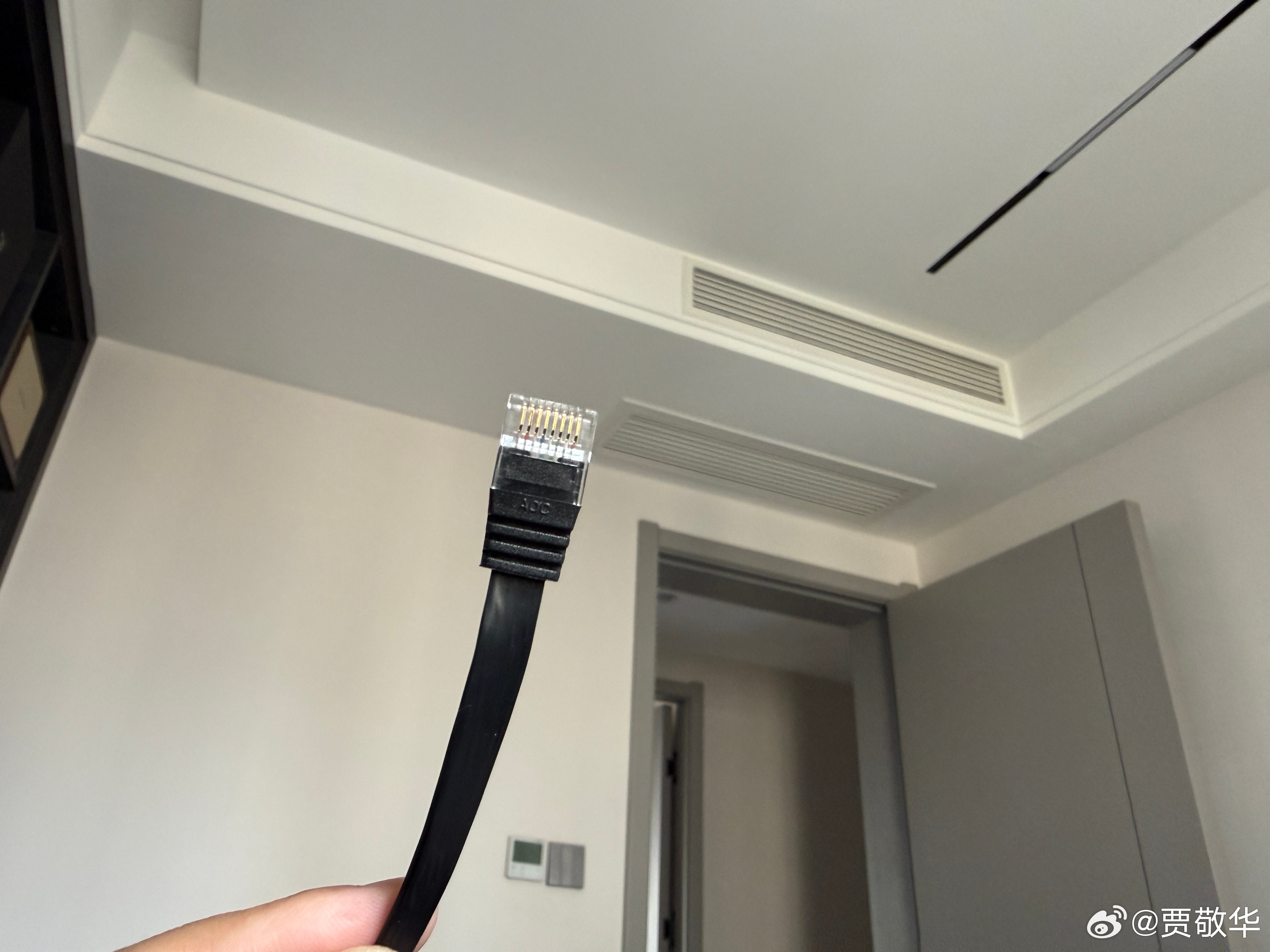 朋友说他家千兆宽带玩游戏有点慢，检查了各个房间的路由器，还有光猫发现，主卧路由器