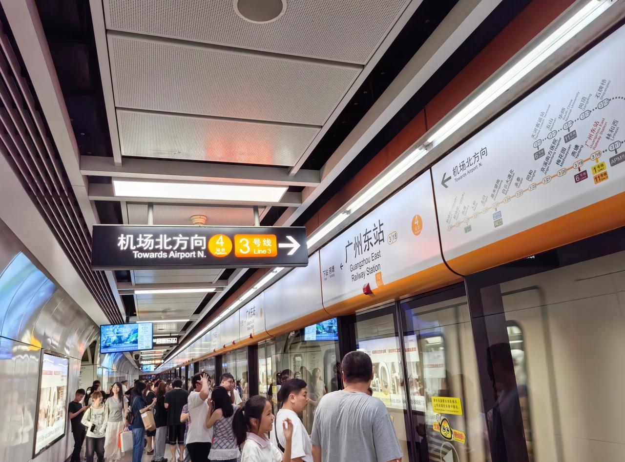 候车时，大家可到站台人较少的地方分散候乘，这样能更容易上车哟~ 图：尹馨