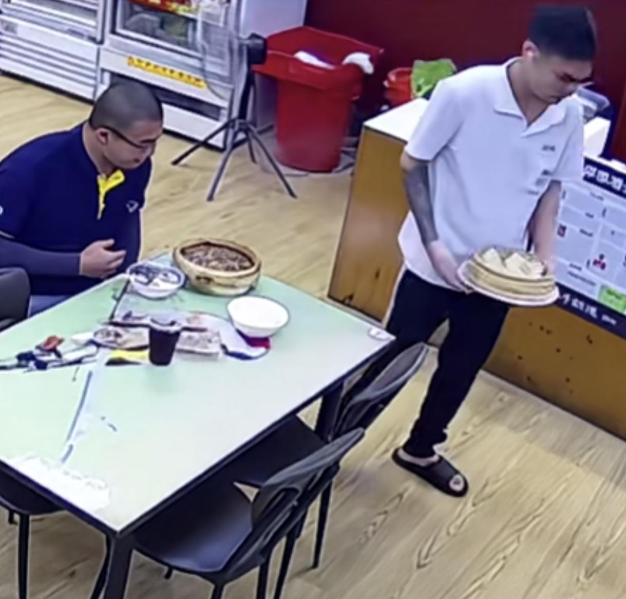 男生给大哥拿包子
竟然把蒸笼留下，包子拿走了
网友：大哥能怀疑自己没见识，都没去