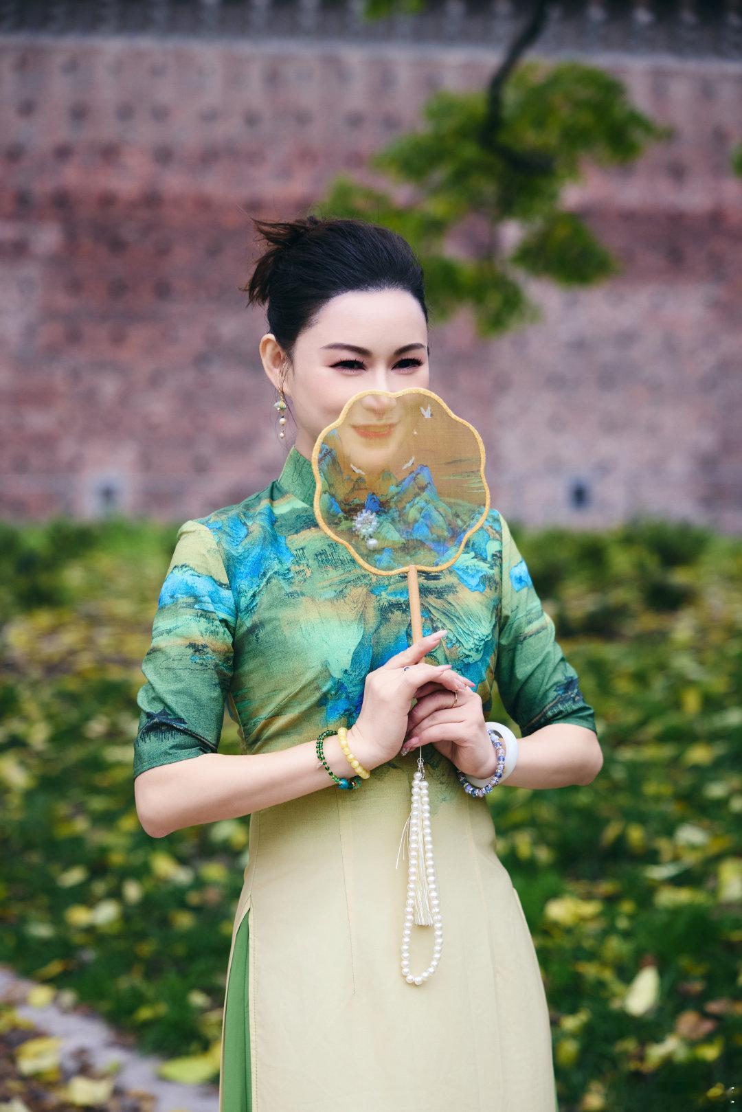 邓超予让世界看到了非遗之美 在米兰的街头，身穿一身非遗打造的长裙！为我们呈现出来