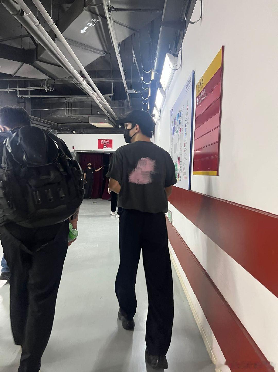 易烊千玺真的去看Eason哥了 谁懂这种快乐！易烊千玺去看陈奕迅演唱会，路透帅到