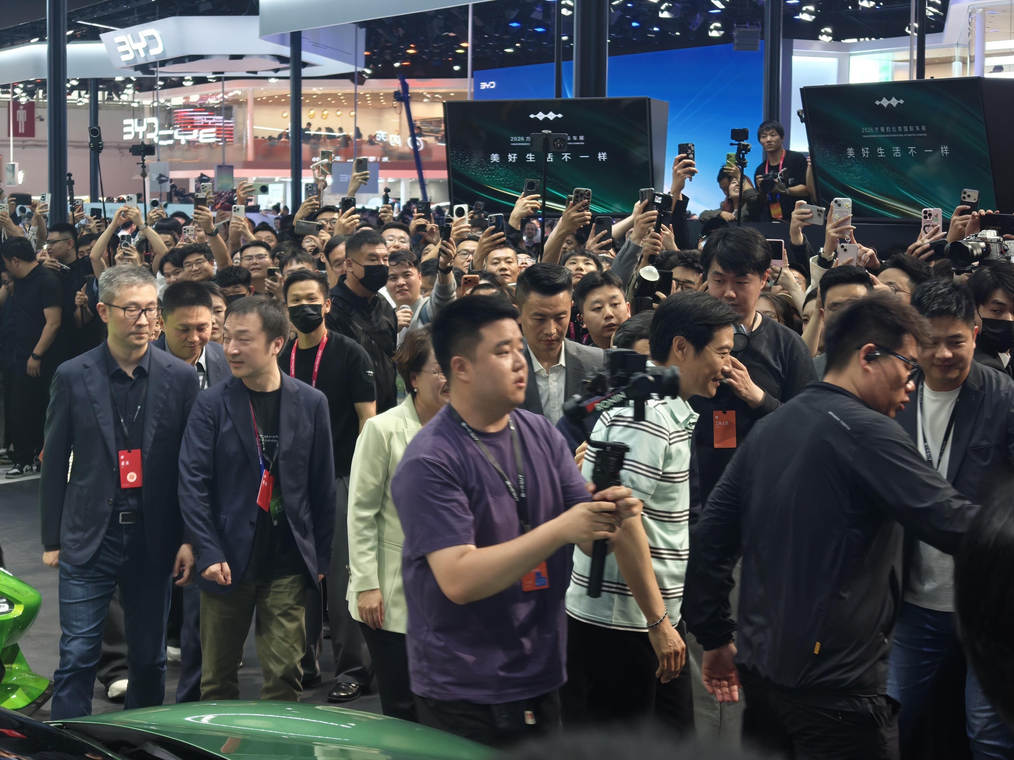 一张图证明你来过北京车展 雷军依然是北京车展的顶级流量，恰好拍到了雷军和比亚迪王
