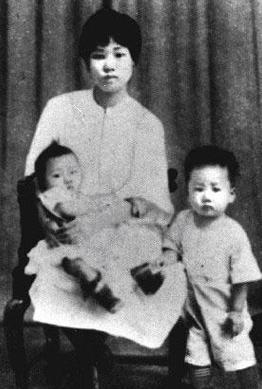 1930年，在长沙识字岭，一年轻女子被国民党处决，女子8岁孩子亲眼目睹这一切。被