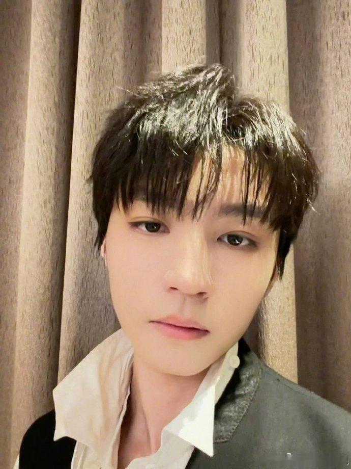 网传王俊凯音乐节首秀 网传河北石家庄音乐节有意邀约王俊凯，疑似迎来个人音乐节首场