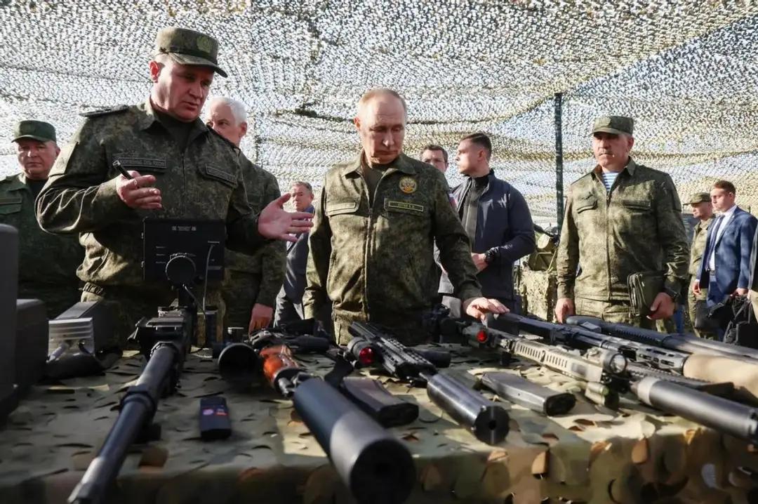 在戒备森严的莫斯科家里，身居高位的俄军中将遭刺客偷袭，身中数枪倒在血泊中，由于此