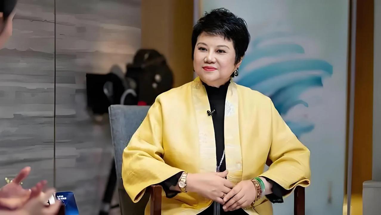 导演，胡玫说，参加拍《新红楼梦》的演员们都太年轻了，他们还搞不清东南西北，就一窝