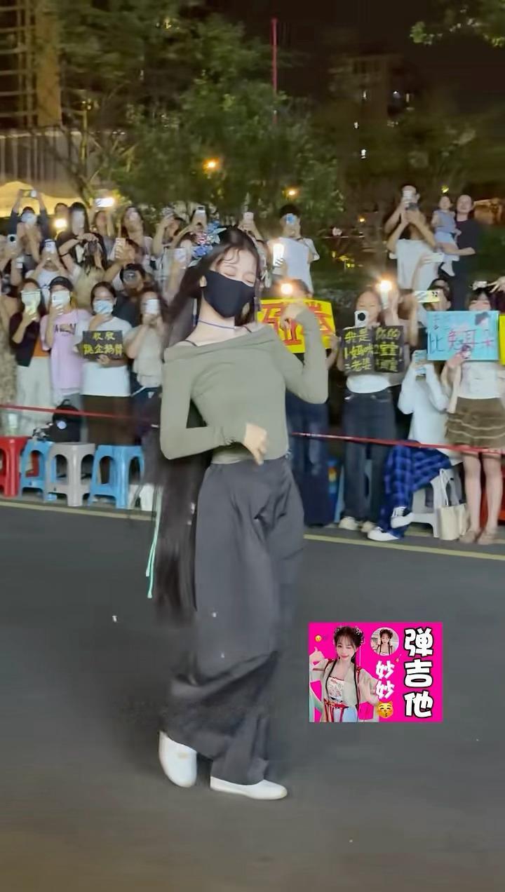 弹吉他～🎸 ​​​