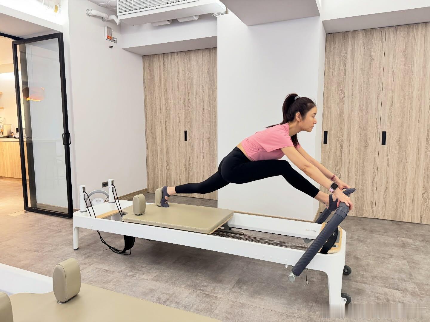 林心如练普拉提林心如50岁身材状态 林心如练普拉提，好自律好美 