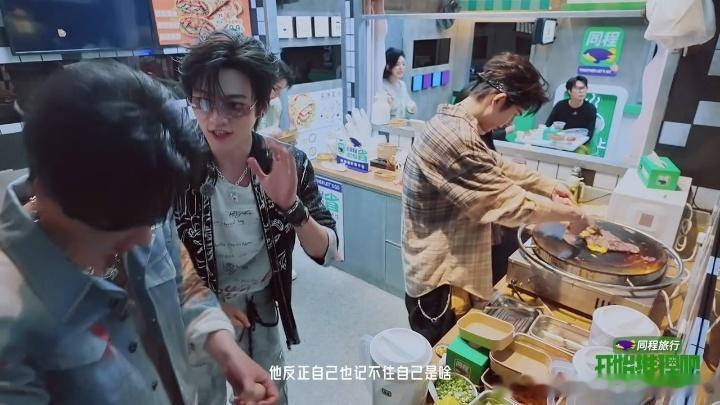 刘宇宁摊煎饼刘宇宁山东煎饼技术展示开始推理吧 刘宇宁在开推现场直接支摊摊煎饼了，