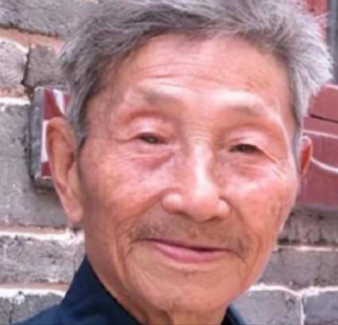 1979年，一位老人为了证明自己是老红军，不顾危险在北京拦下一辆军官的车，眼看大