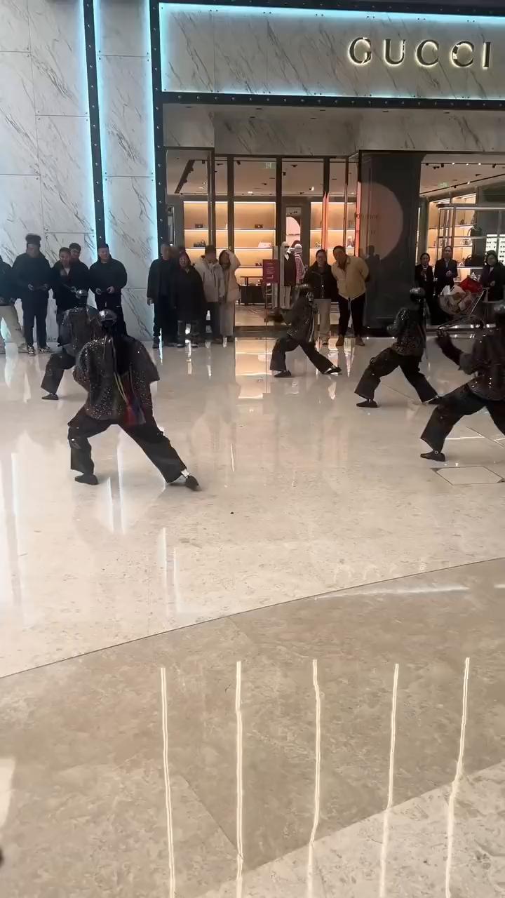 这波操作都看傻了。