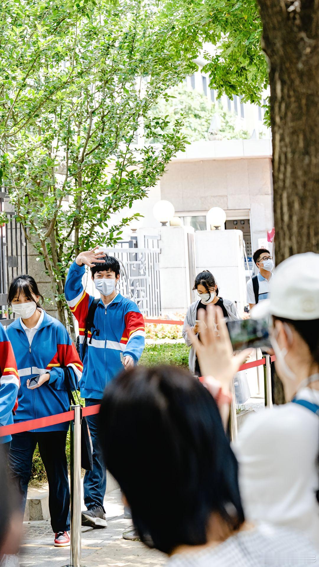 #高考决定孩子的一生吗# 高考是一张纸，未来是一幅画，从容面对，孩子只要努力了，