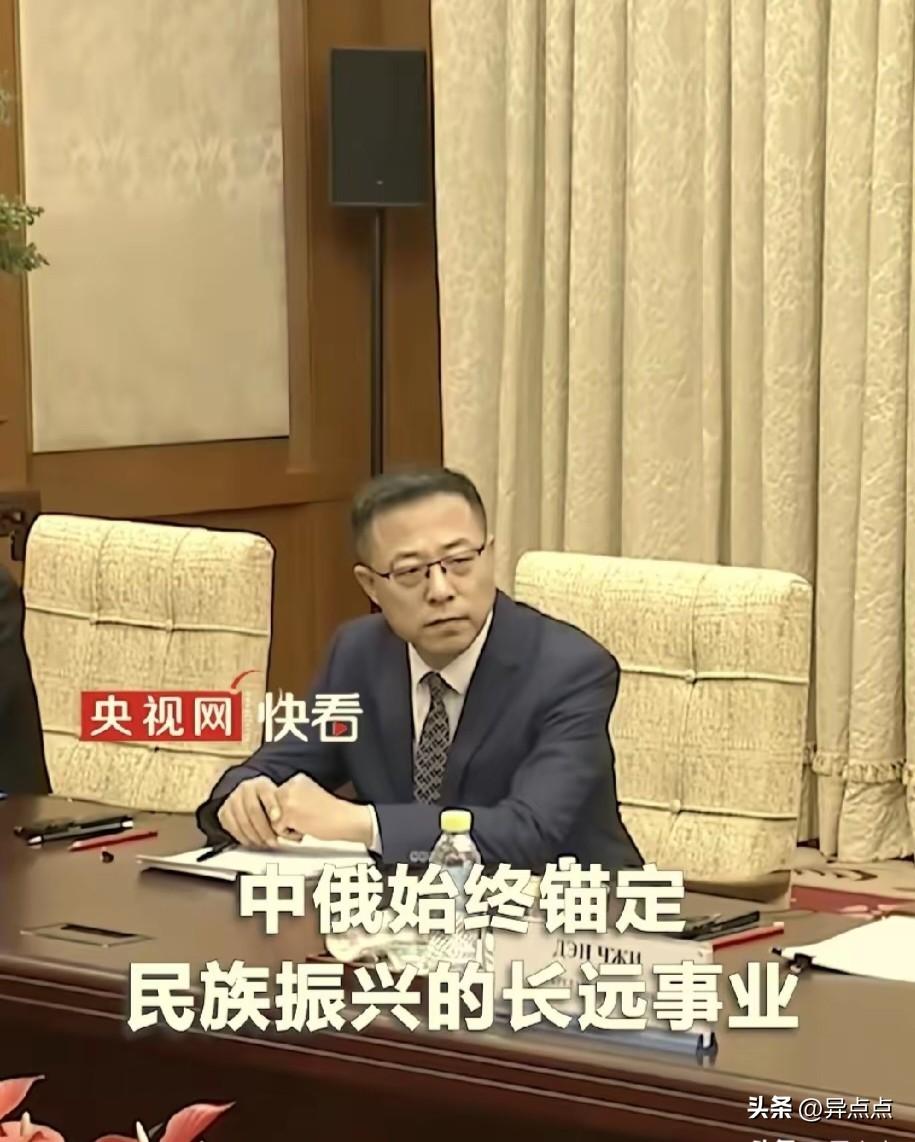 看看这位同志是谁
是不是有点惊喜？
昨天王外长会见俄总统助理
他就坐在王外长旁边