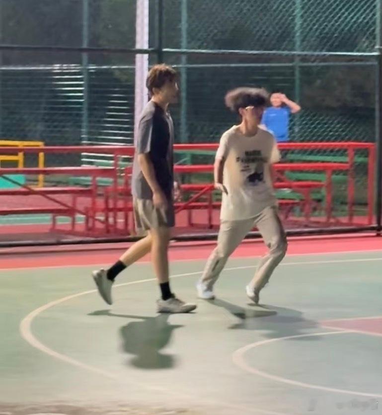 王安宇走路脖子前倾打过篮球的都知道流汗下意识头会往下往前面低一点这样就可以流到地