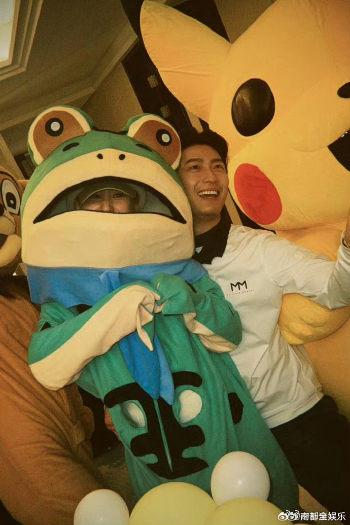 何超莲为窦骁庆生15日，何超莲和好友一起为窦骁 庆祝37岁生日，两人甜蜜相拥，一