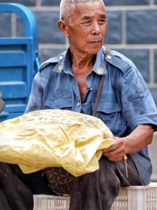 看哭了！山东，儿子10多年前车祸去世，儿媳跟着人跑了！78岁大爷独自抚养孙子长大