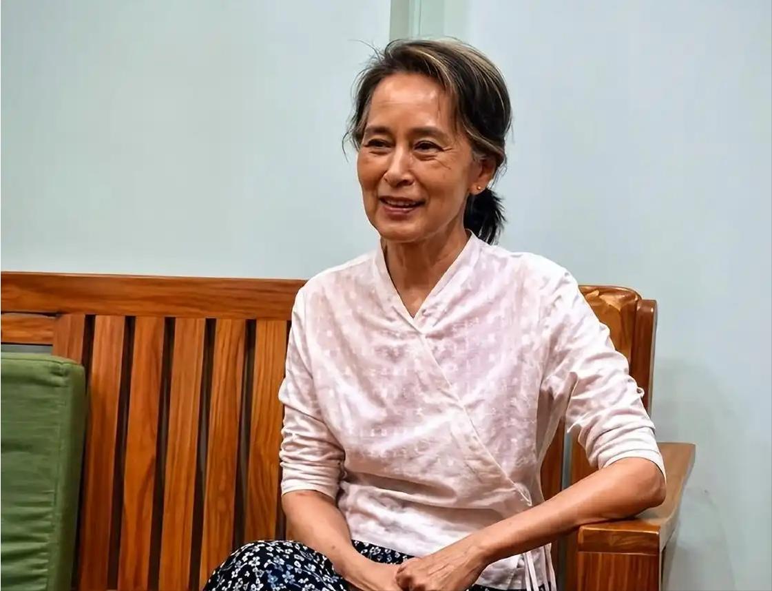 全球惊诧！消失5年、现年81岁的昂山素季，突然现身！

缅甸官方放出了她的近照，