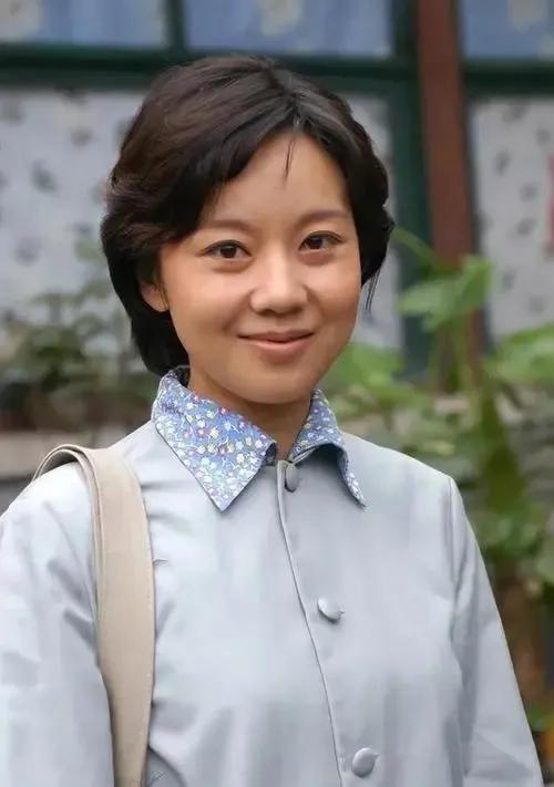 她如果没有过硬的演技，是不是很难记住她，作为演员，她的长相属普通型，却非常吸人眼