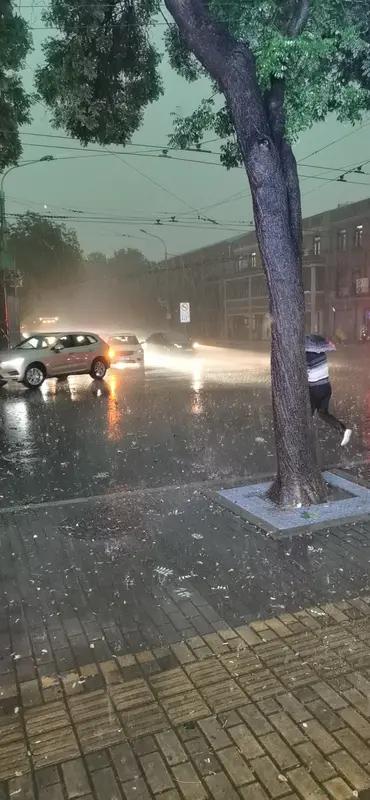 这天气简直像个调皮捣蛋的孩子，说变就变！暴雨、雷暴大风、冰雹一股脑地来袭，完全不