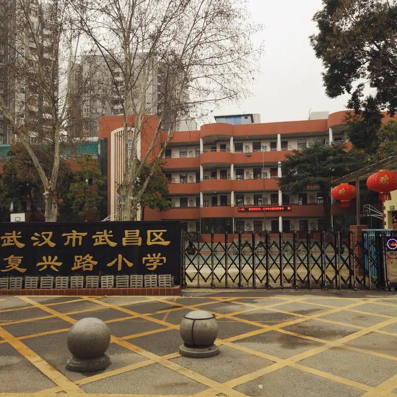 武汉80后爸爸送三胎上一年级的热搜，看得人瞬间破防。
1980年的戴先生，站在汉