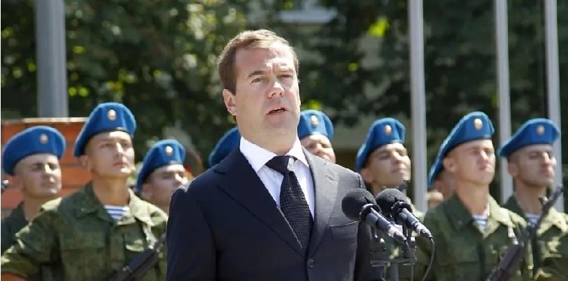 梅德韦杰夫今日通过社交媒体和俄罗斯国家电视台向海湾阿拉伯国家直言：“你们允许美国