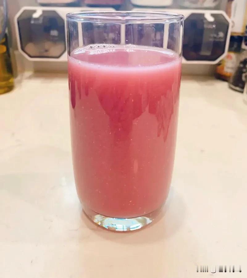  今天中午自己打一杯石榴汁，才知道真正的水果汁，我们一般人估计都舍不得去喝吧，原