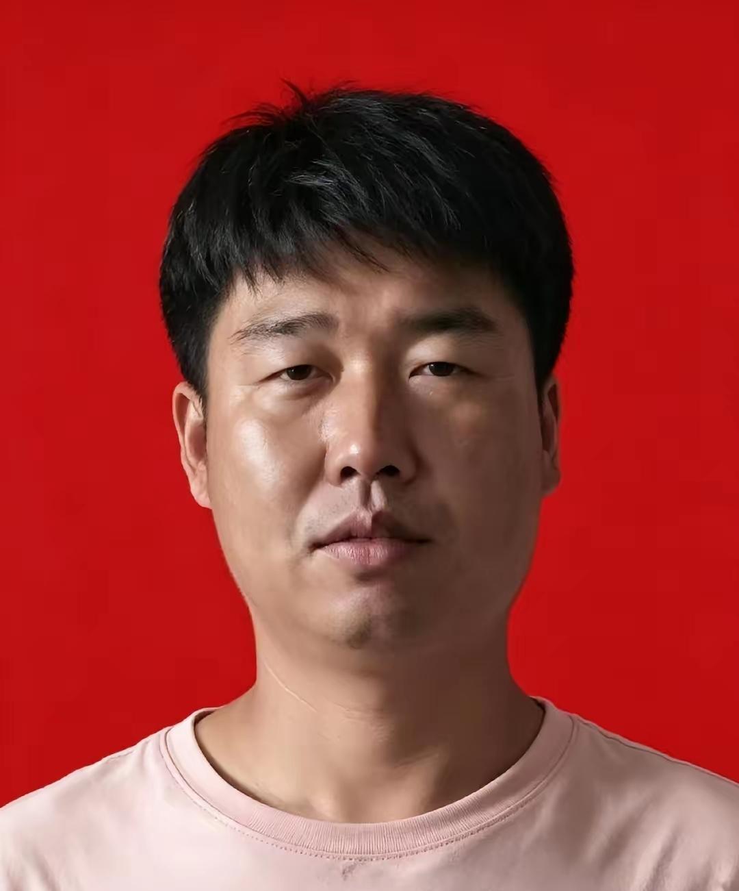 一个开挖掘机的东北大哥，请假带老婆孩子去大连看任贤齐的演唱会，结果人还没见着偶像
