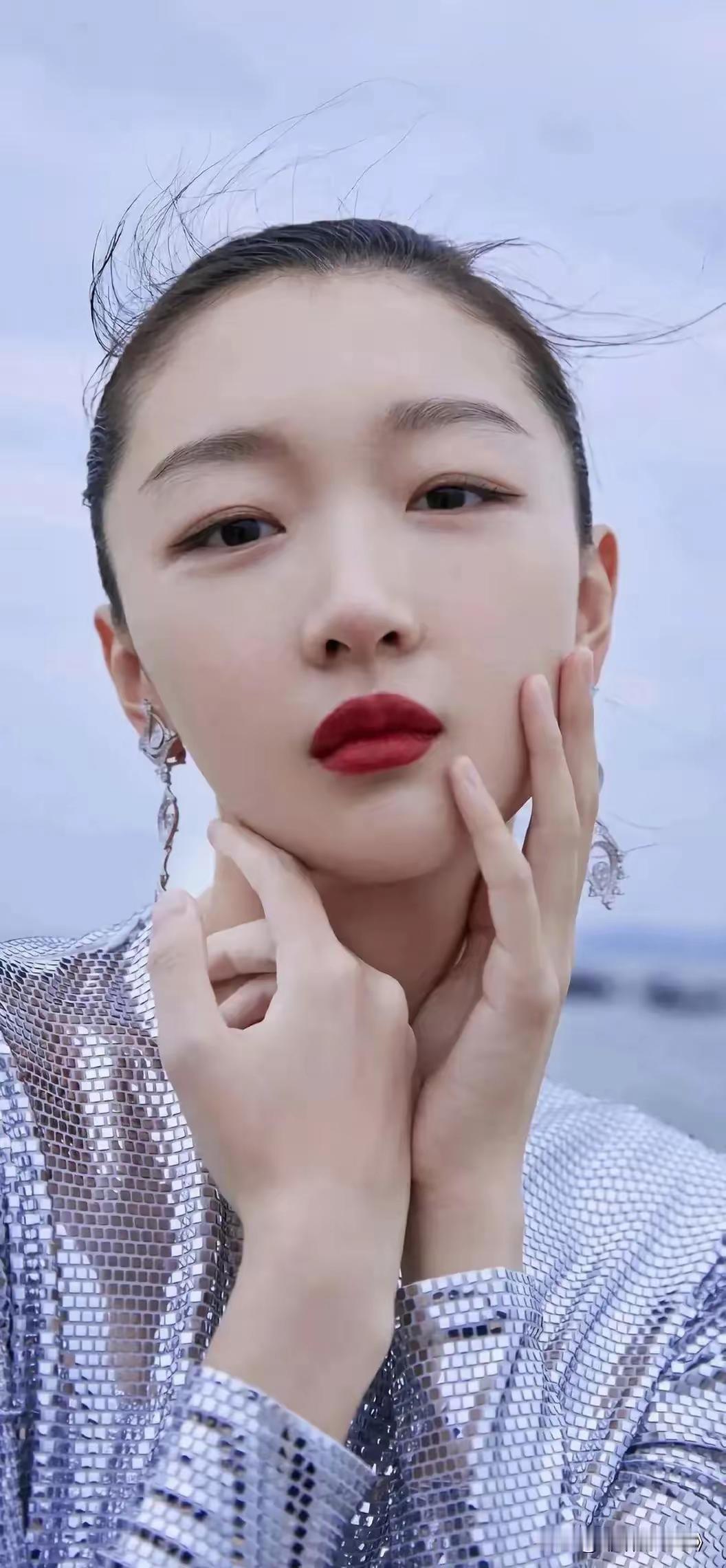 周冬雨
曾经有幸在北京某个现场会看见过本尊
瘦的可怜的纸片人
风大点我都怕把她吹