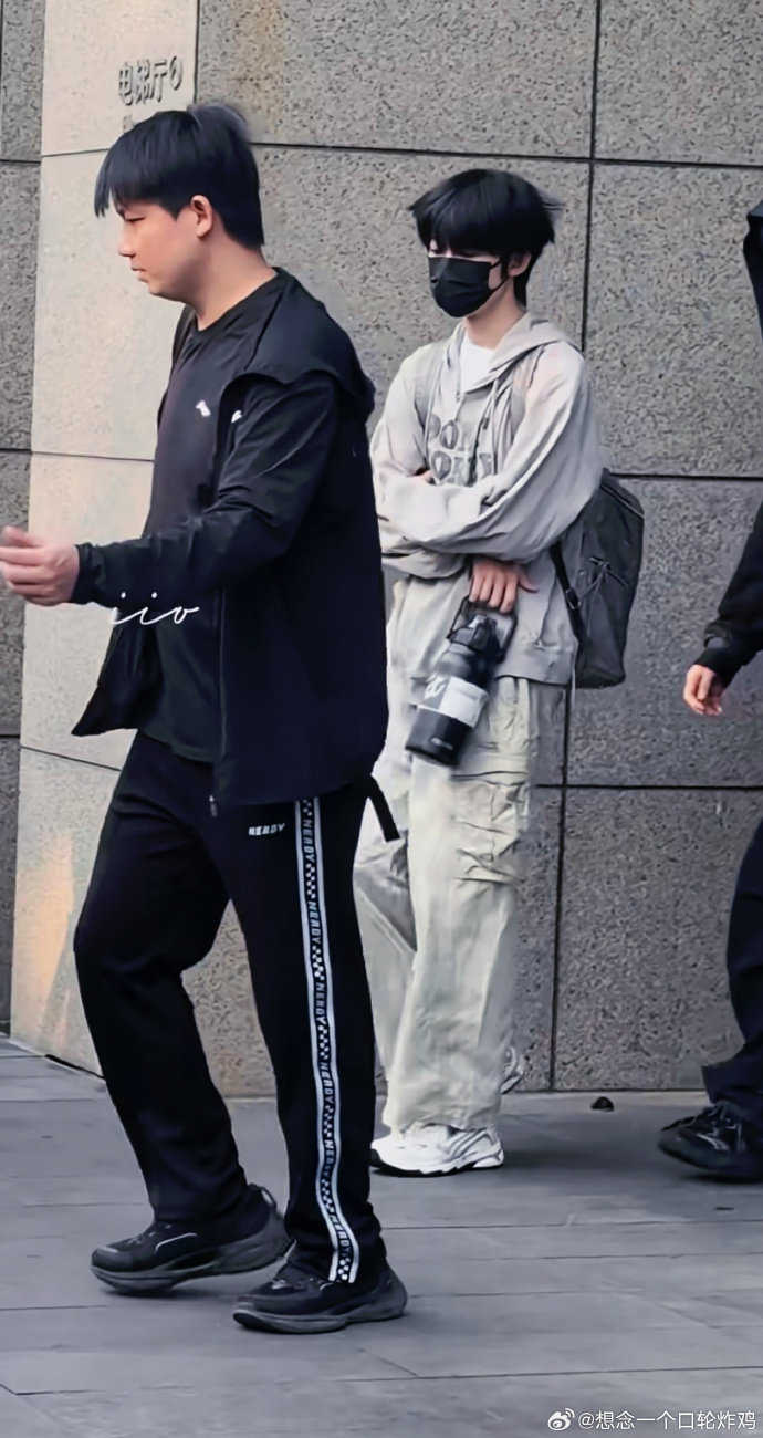 杨博文灰色休闲装look 杨博文休闲装配呆毛 杨博文灰色休闲装look，谁懂休闲