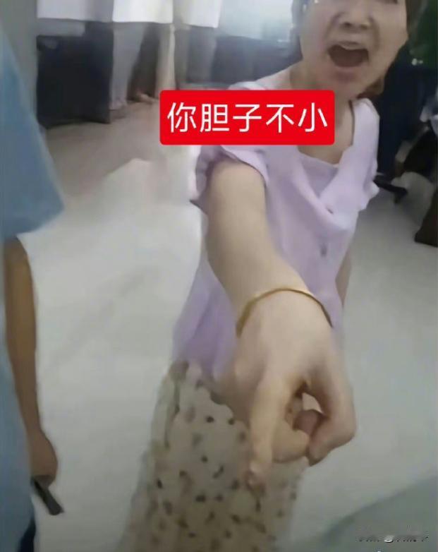 大家帮忙出出主意！普通老百姓遇到这事儿该咋办？

合肥交管女故意便装出门，打完车