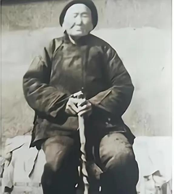 1941年，一八路军干部被伪军五花大绑，要押进城审问。谁料，刚到城门口，突然，一