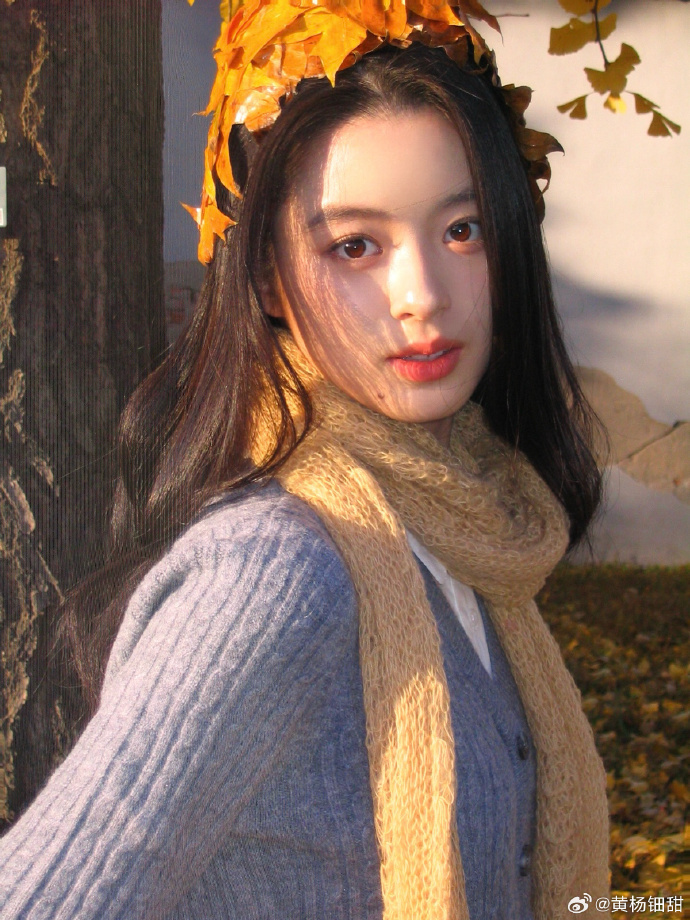 黄杨钿甜五月后首次营业黄杨钿甜自五月后首次营业，背影照和自拍照，秋意十足 ​​​