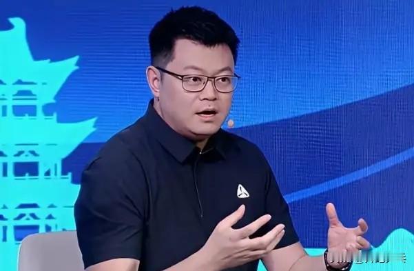 侯英超的点评一针见血不留情面。
       WTT横滨冠军赛，王楚钦和林诗栋的