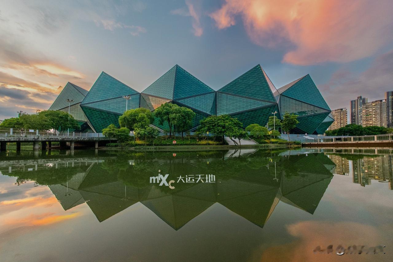 深圳大运公园新年美景
新年行大运，马上有好运，
愿你一运到底，一顺百顺。
【诗与