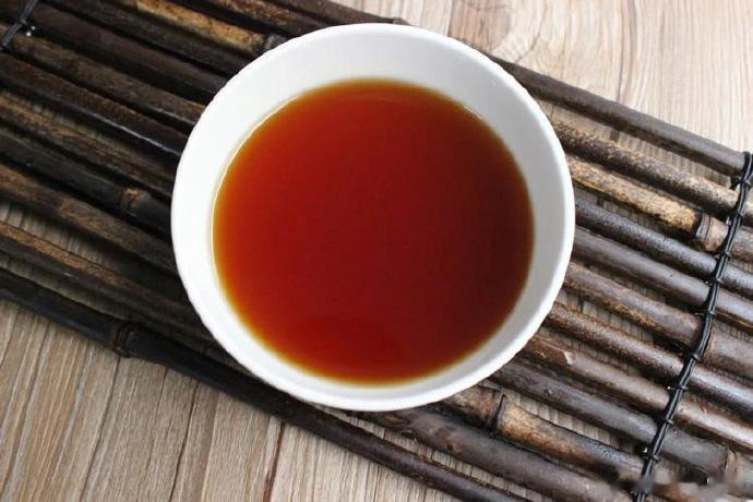 #每天一味中草药# 紫草油治疗湿疹珍贵配方药物组成】 紫草、 地骨皮、丁香各10