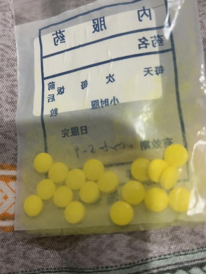 吃药像做贼，专挑睡前下手

把小白药片藏在半块面包里，像小时候偷糖吃——这是我跟