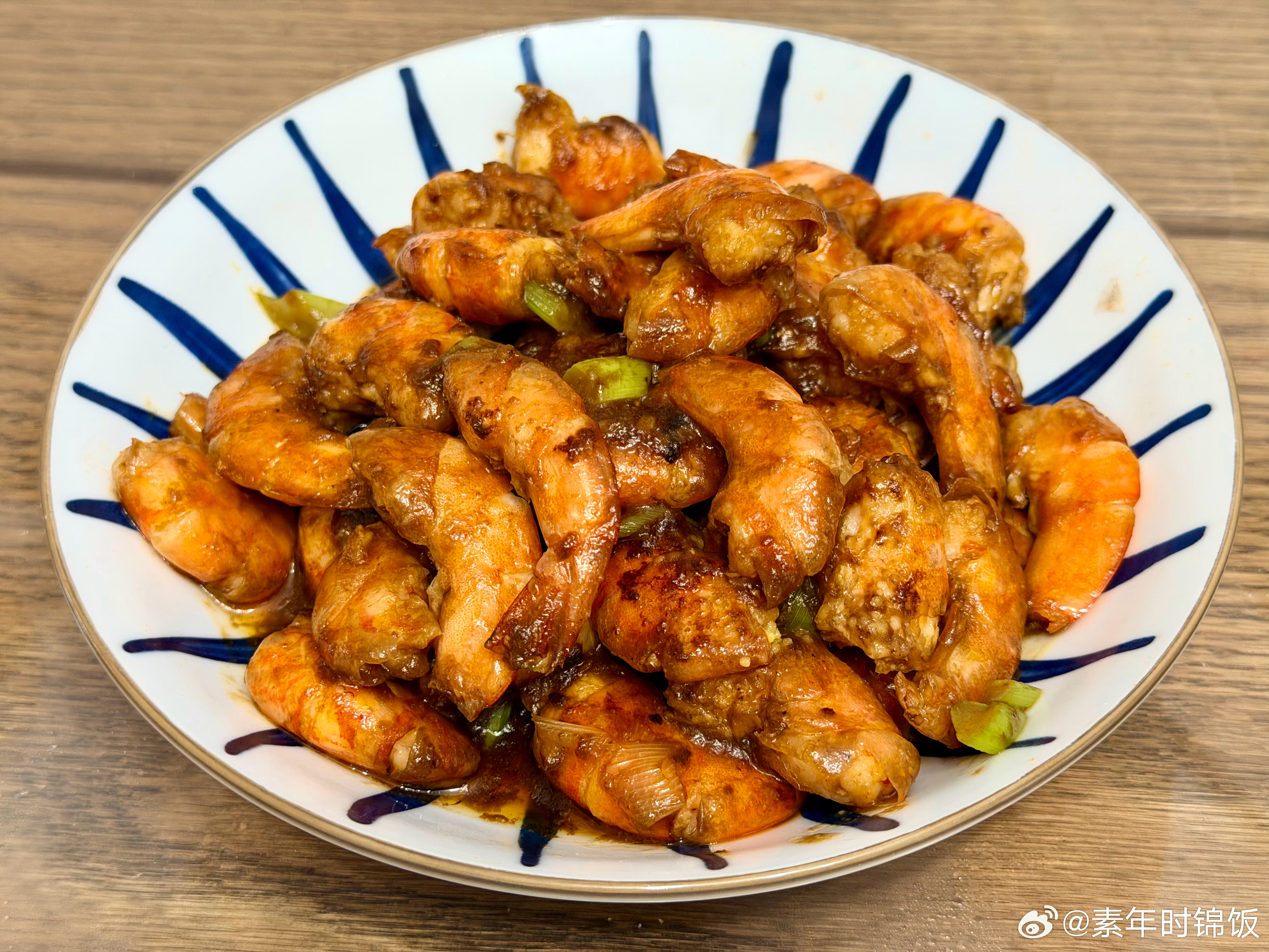 对于减肥的人来说每一顿饭都是得来不易的今日午餐也是能量爆炸的一餐关晓彤眼里全是对